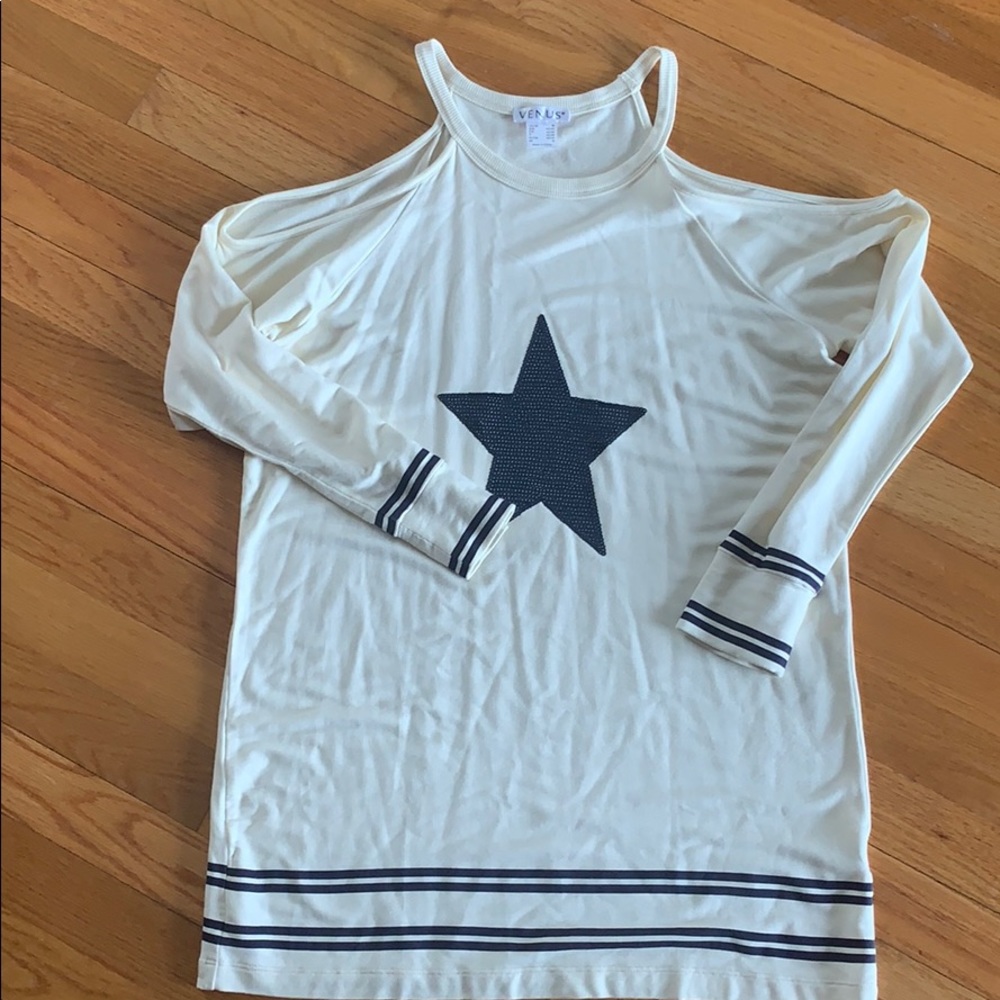 VENUS open shoulder star top